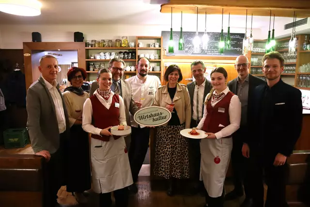 Einzigartiger kulinarischer Abend in St. Georgen an der Leys: Die Tourismusschüler lernten einiges von Meisterkoch Stefan Hueber (5.v.l.). | Foto: Höhere Tourismusschule St. Pölten