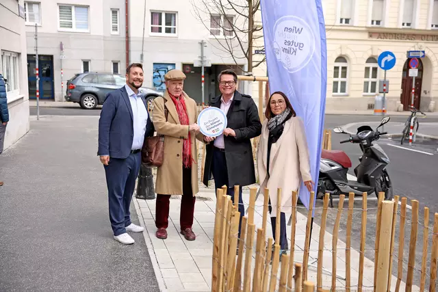 v. l.: Bezirksvorsteher Markus Rumelhart (SPÖ), ein Bewohner der Strohmayergasse, Umweltstadtrat Jürgen Czernohorszky und Bezirksvorsteher-Stellvertreterin Julia Lessacher (beide SPÖ).  | Foto: BV6