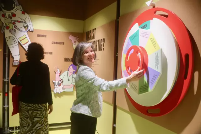 Katharina Luger (AMS Wien) dreht am Glücksrad in der Festivalzentrale Future Fit Experience im Museumsquartier. | Foto: Ulrike Kozeschnik-Schlick