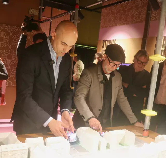 waff-Geschäftsführer Marko Miloradović (li.) und Ex-Fußballer und Trainer Roman Mählich wagen sich an die Robot-Challenge. | Foto: Ulrike Kozeschnik-Schlick