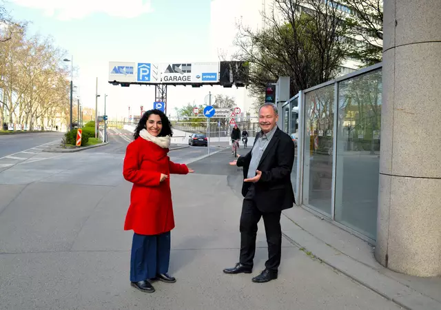 Bezirksvorsteherin Saya Ahmad (SPÖ) und der Technische Direktor des AKH, Siegfried Gierlinger zeigen, wo der neue Radweg entstehen soll. | Foto: BV9