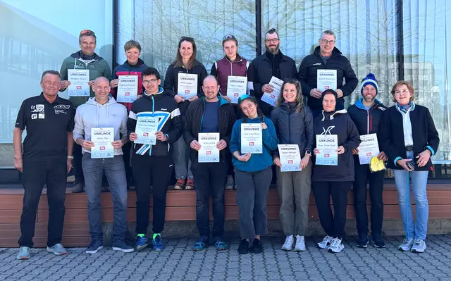 13 frischgebackene Triathlon Übungsleiter/innen mit Kursleiterin Gabi Hausberger (TRVT) und Präsident Julius Skamen nach der verdienten Dekret Verleihung auf der Bundessportakademie Innsbruck (BSPA) | Foto: Skamen Julius