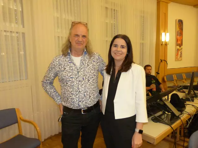 Alfred Masal von der Theaterinitiative Burgenland und Stadträtin Eva Maria Kneisz bereiteten sich auf eine mitreißende Aufführung vor. 