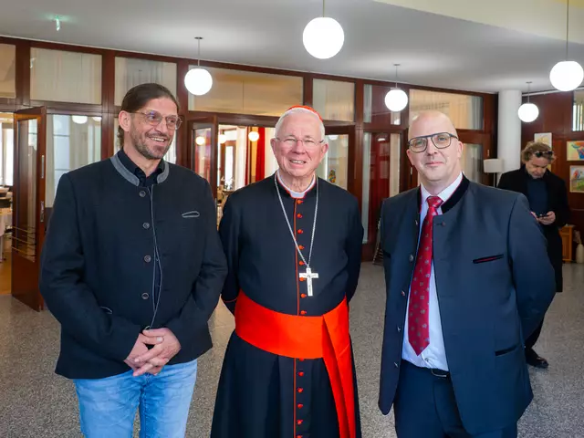 Erzbischof Franz Lackner mit GF Klaus Mair (l.) und Pflegedienstleiter Siegfried Schwaiger.  | Foto: privat