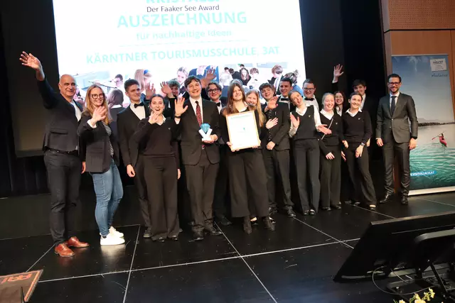 Die 3 AT der Kärntner Tourismusschule freute sich über den Faaker See Award. | Foto: MeinBezirk.at
