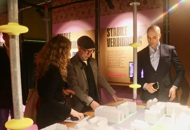 Jetzt wirds spannend: waff-Geschäftsführer Marko Miloradović (re.) sowie Ex-Fußballer und Trainer Roman Mählich wagen sich an die Robot-Challenge. | Foto: Ulrike Kozeschnik-Schlick