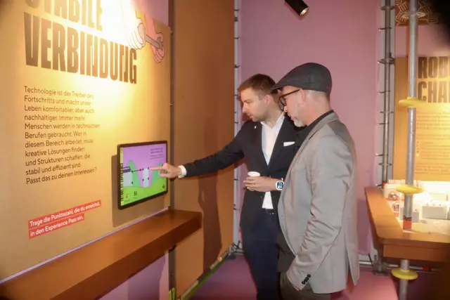 IT-Experte Mateusz Gren erklärt Ex-Fußballstar Roman Mählich, wie man eine stabile Brücke entwerfen kann. | Foto: Ulrike Kozeschnik-Schlick