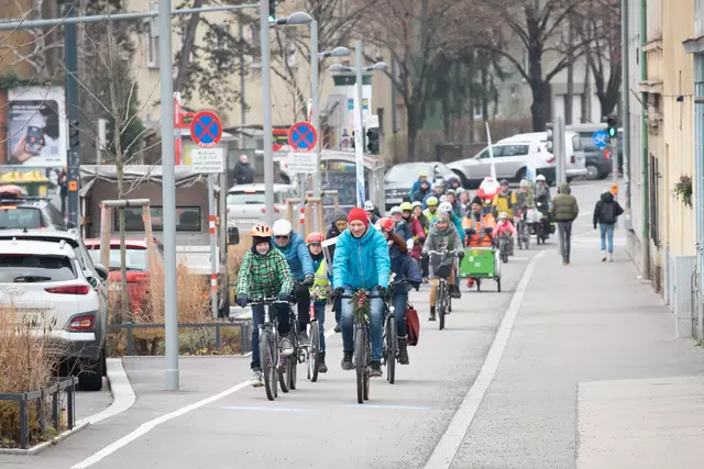 Auf der Krottenbachstraße versammelten sich zahlreiche Radlerinnen und Radler, um entlang der Krottenbachstraße zu fahren.  | Foto: Radeln in Döbling