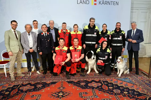 Verleihung von Kärntner Ehrenkreuzen für Lebensrettung. LR Sebastian Schuschnig, Hildebert Petermann, Fabian Raab, Andreas Schmautz, Franc Legat, Michael Eichhübl, Melanie Goritschnig, Herbert Graf, Philipp Heidenreich, Manuela Buchacher, Claudia Tauchmann, LH Peter Kaiser. | Foto: LPD Kärnten/Kuess