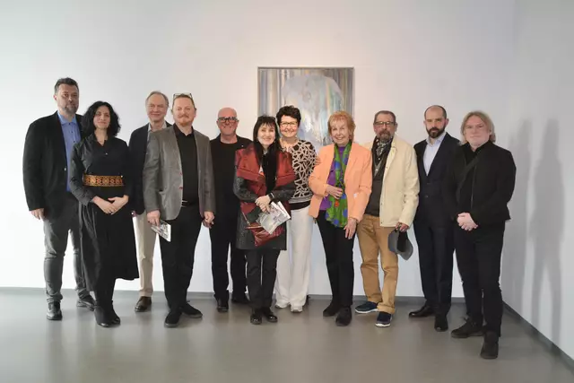 Bernhard Antoni-Bubestinger, Ruth Schremmer und Heide Warlamis mit ausstellenden Künstlern der Universität für Kunst und Design Cluj-Napoca. | Foto: Pilz