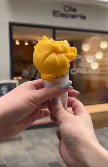 Bei der Eisperle bietet man ein paar klassische Sorten, wie hier Mango, aber vor allem sehr viele Geschmackskombinationen.  | Foto: MeinBezirk