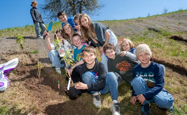 Die Volksschulkinder hatten sichtlich Freunde am Einpflanzen der Beeren. | Foto: Dieter Arbeiter