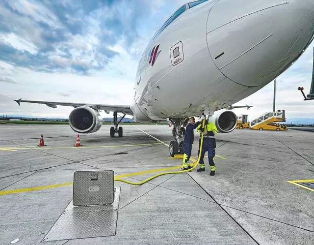 Anstecken eines Flugzeugs an die neue Bodenstromversorgung | Foto: Graz Airport
