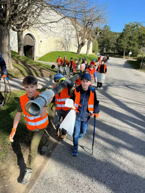 Die Volksschüler packten brav an. | Foto: Volksschule St. Lorenzen