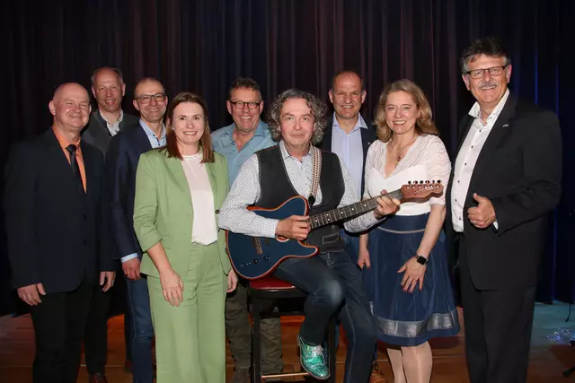 NÖ LAK-Vizepräsident Karl Orthaber, Salzburgs LAK-Präsident Johann König, Steiermark LAK-Direktor Johannes Sorger, NÖ LAK-Kammeramtsdirektorin Bianca Pörner, Herbert Steinböck, Thomas Strobl, LAbg. Bürgermeister Otto Auer, NÖ LAK-Vizepräsidentin Judith Hartl und NÖ LAK-Präsident Andreas Freistetter. | Foto: NÖ LAK