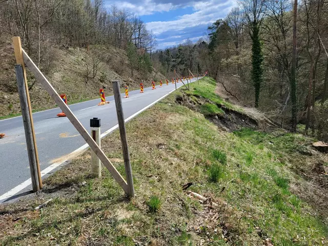 Der Bereich auf der B4 „Pernegger Graben“ ist eine Hangrutschung die vergangenes Jahr durch das Hochwasser verursacht wurde, und seither halbseitig gesperrt ist. Jetzt nach dem Winter haben wir bereits mit der Sanierung der Böschung begonnen | Foto: Straßenmeisterei