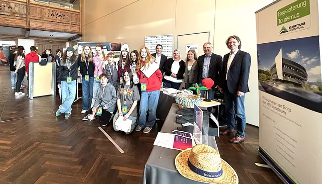 Besuch des Berufs-Festivals: SchülerInnen, Unternehmensvertreter, Peter Seiwald (WK), Manfred Dag (AMS), Christian Pletzer (AK). | Foto: Kogler