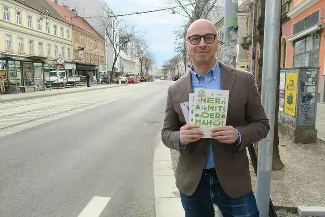 Haroun Moalla (Grüne) spricht über das Projekt der Grünen "Her mit der Mahü!", das die äußere Mariahilfer Straße zum Erblühen bringen soll.  | Foto: Patricia Hillinger/MeinBezirk