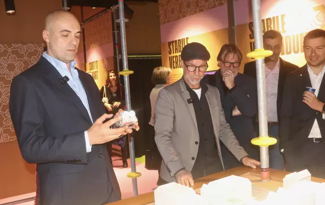 Warum hat´s nicht geklappt? waff-Geschäftsführer Marko Miloradović (li.) und Ex-Fußballer und Trainer Roman Mählich bei der Robot-Challenge. | Foto: Ulrike Kozeschnik-Schlick