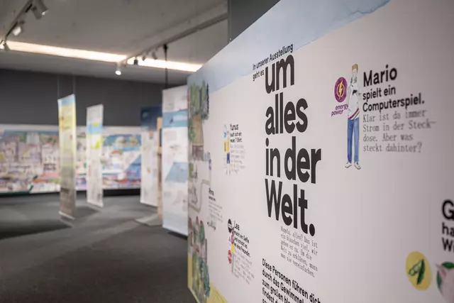 Das große Wimmelbild ist das zentrale Element der Ausstellung und zeigt die globalen Verflechtungen von Konsum und Produktion. | Foto: © AUDIOVERSUM / Geri Berger