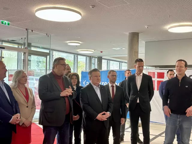 Bei der Begehung der Baustelle machten sich Bürgermeister Michael Ludwig (3.v.r.) und Sportstadtrat Peter Hacker (2.v.r.) ein Bild vom aktuellen Stand der Bauarbeiten. | Foto: Marlene Graupner/MeinBezirk