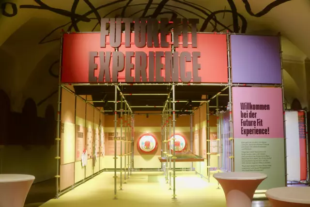 In den Hofstallungen des Museumsquartiers lädt die Future Fit Experience-Halle in der Festivalzentrale zu Experimenten rund um die persönlichen Skills für den künftigen Traumjob. | Foto: Ulrike Kozeschnik-Schlick