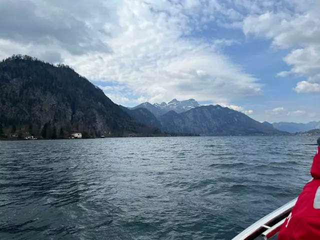 Die Ortsstelle Unterach der Österreichischen Wasserrettung LV OÖ musste einen Kajakfahrer aus dem eiskalten Attersee retten. | Foto: Österreichische Wasserrettung Landesverband OÖ
