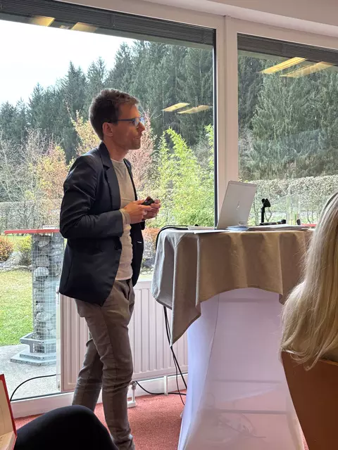 Bernhard Wappis, Leitung Kompetenzteam Kommunikation, führte als Sprecher durch die Pressekonferenz. | Foto: MeinBezirk