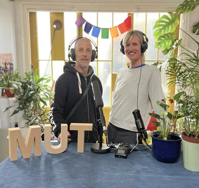 Das Team für den neuen Podcast vom Verein "MUT": Projektleiter Alex Maier und Host Katharina Zedlacher. | Foto: Verein MUT