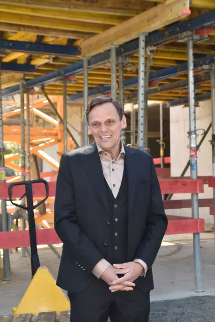 Bei der Firstfeier: Bgm. Martin Wegscheider bedankte sich bei allen Projektbeteiligten für die gute Zusammenarbeit. 