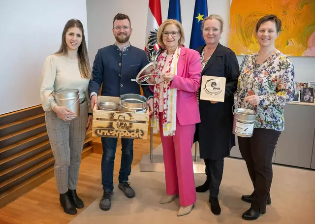 Karin und Christoph Distelberger (unverpackt Austria) mit Landeshauptfrau Johanna Mikl-Leitner, Petra Patzelt (ecoplus) und Gudrun Hofbauer (Eisenstraße NÖ) | Foto: NLK/Khittl