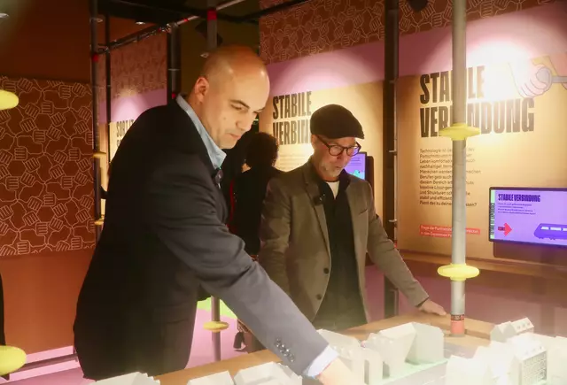 waff-Geschäftsführer Marko Miloradović (li.) und Ex-Fußballer und Trainer Roman Mählich wagen sich an die Robot-Challenge. | Foto: Ulrike Kozeschnik-Schlick