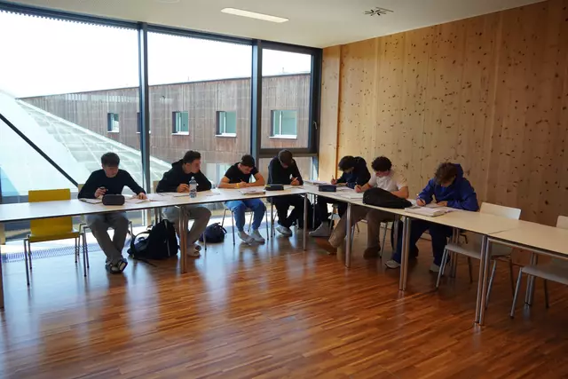 Die Schüler beim Unterricht in der Red Bull Akademie. | Foto: Emanuel Hasenauer