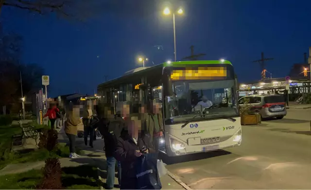 Die ÖBB reagierten rasch und organisierten einen Schienenersatzverkehr mit Bussen, um Pendler und Fahrgäste weiterhin an ihre Ziele zu bringen. | Foto: DOKU-NÖ