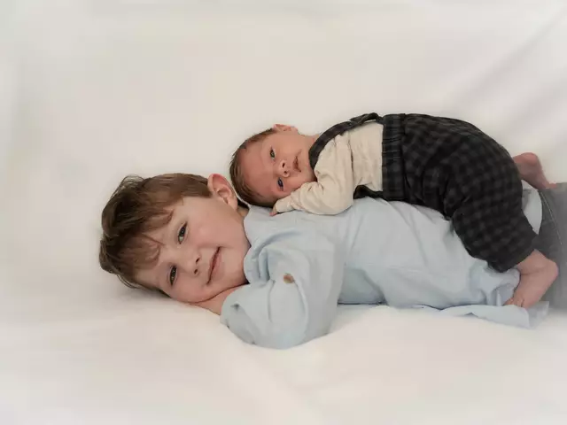 Name: Nick mit Bruder Tim
Geburtsdatum: 17.03.2025
Gewicht: 3.290 g
Größe: 49 cm
Eltern: Sarah und Stefan Posztl aus Pöllau | Foto: AnnaStachelFotografie