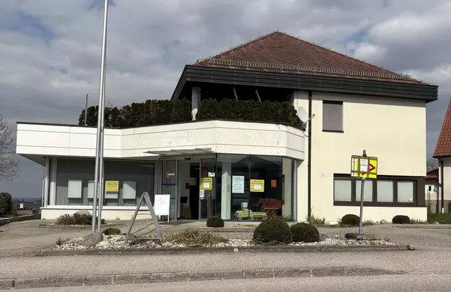 Der Übergangs-Nahversorger in der ehemaligen VKB-Filiale startet nun mit dem Abverkauf und wird noch bis Ende April an vereinzelten Tagen öffnen. | Foto: Losbichler