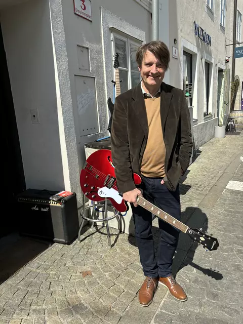 Aus der Salzburger Musikszene ist Michael Steinitz - besser bekannt als "Stootsie" - nicht wegzudenken. Seine Musik-Leidenschaft gehört vor allem den Sounds aus den 60er-Jahren  | Foto: Lisa Gold