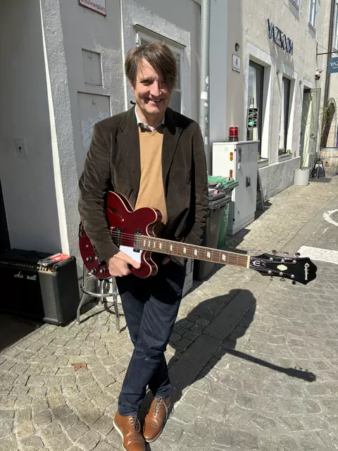 Aus der Salzburger Musikszene ist Michael Steinitz - besser bekannt als "Stootsie" - nicht wegzudenken. Seine Musik-Leidenschaft gehört vor allem den Sounds aus den 60er-Jahren  | Foto: Lisa Gold