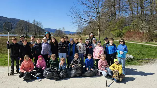 Das Saubermacher der 3. und 4. Klasse der VS Steindorf, die Pädagogin Monika Schober und Romana Mainhard und Naturschützerin Ulrike Knely. | Foto: KEM-Ossiacher See Gegendtal