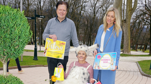 Vizebürgermeister Willi Koch und Stadtmarketing-Ausschussobfrau GR Evelyn Köfer mit Osterhäsin Monika Gaberscek | Foto: eggspress