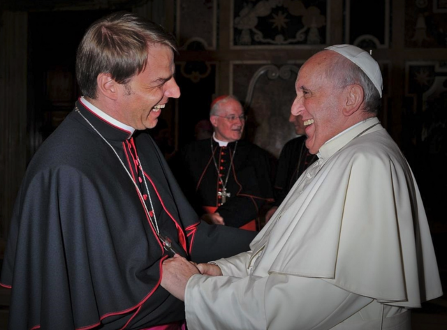 Der Passauer Bischof Stefan Oster (links) verleiht der alten Tradition des Osterlachens jedes Jahr frischen Wind. Am Bild witzelt Oster etwa mit Papst Franziskus. Seine Videos gehen auf YouTube viral. | Foto: KJ St. Valentin