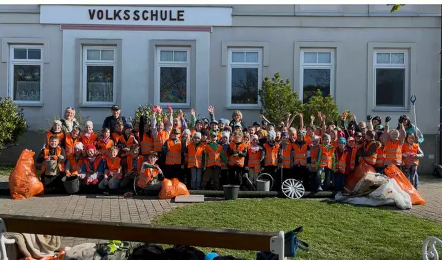 Gruppenfoto nach der erfolgreichen Säuberungsaktion. | Foto: Volksschule St. Lorenzen