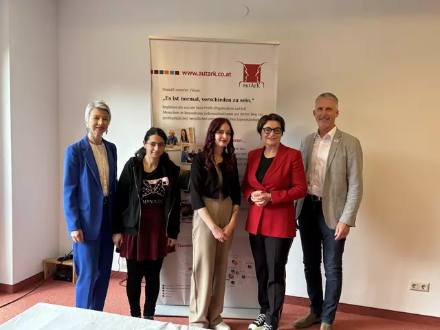 Gaby Schaunig, BWB-Bewohnerin Laura Petritz, Lehrling Sammy Wiedmann, Beate Prettner und Andreas Jesse bei der heutigen Präsentation in Brückl | Foto: MeinBezirk