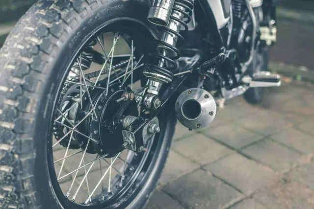 Im Bezirk Baden übersah eine Pkw-Lenkerin ein Motorrad. Der 19-jährige Motorradlenker wurde schwer verletzt und in das Landesklinikum Baden überstellt. (Symbolfoto) | Foto: Unsplash/Artem Beliaikin (Symbolfoto)