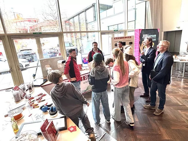 Schüler, Seiwald, Pletzer, Dag informierten sich an den Ständen der Lehrbetriebe. | Foto: Kogler