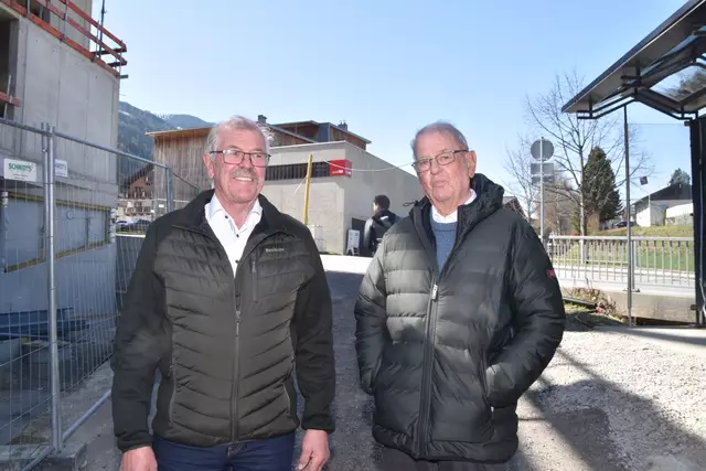 Die Altbürgermeister Josef Gatt und  Helmut Wegmair ließen sich die Firstfeier mit anschließendem Rundgang nicht entgehen. 