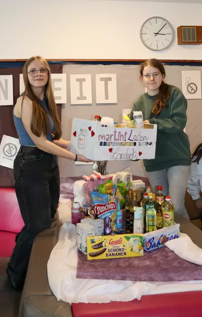 Die Schülerinnen haben sogar eine eigene Kiste gebastelt. Diese reichte jedoch für die große, eingegangene Menge an Hygieneartikel- und Lebensmittelspenden nicht aus.  | Foto: Elisabeth Zangerl 