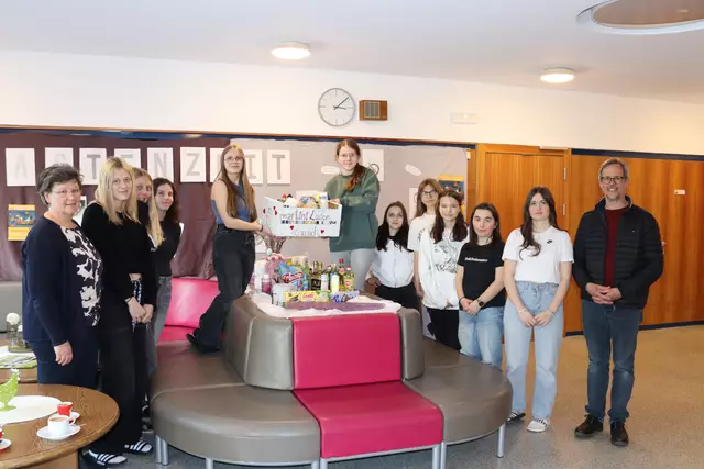 Ein Teil der Schülerinnen der ersten Klasse der FSBHM Landeck-Perjen mit der Religionspädagogin und Projektinitiatorin Barbara Röck und Dietmar Wolf (Obmann Martiniladen Landeck).  | Foto: Elisabeth Zangerl 