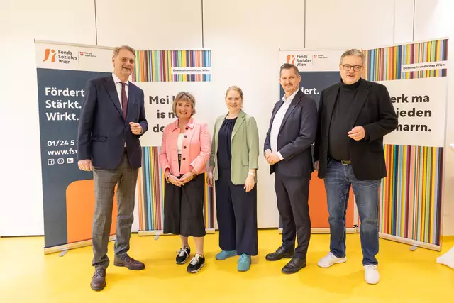 v. l.: PSD Wien-Chefarzt Psota, Seniorenbeauftragte Hofer-Gruber, FSW-Geschäftsführerin Winkler, Favoriten-Bezirksvorsteher Franz und Gesundheitsstadtrat Hacker (beide SPÖ). | Foto: FSW / Gregor Mohar