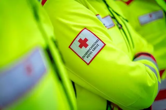 Mann stürzt nach E-Scooter-Unfall und verletzt sich (Symbolfoto)